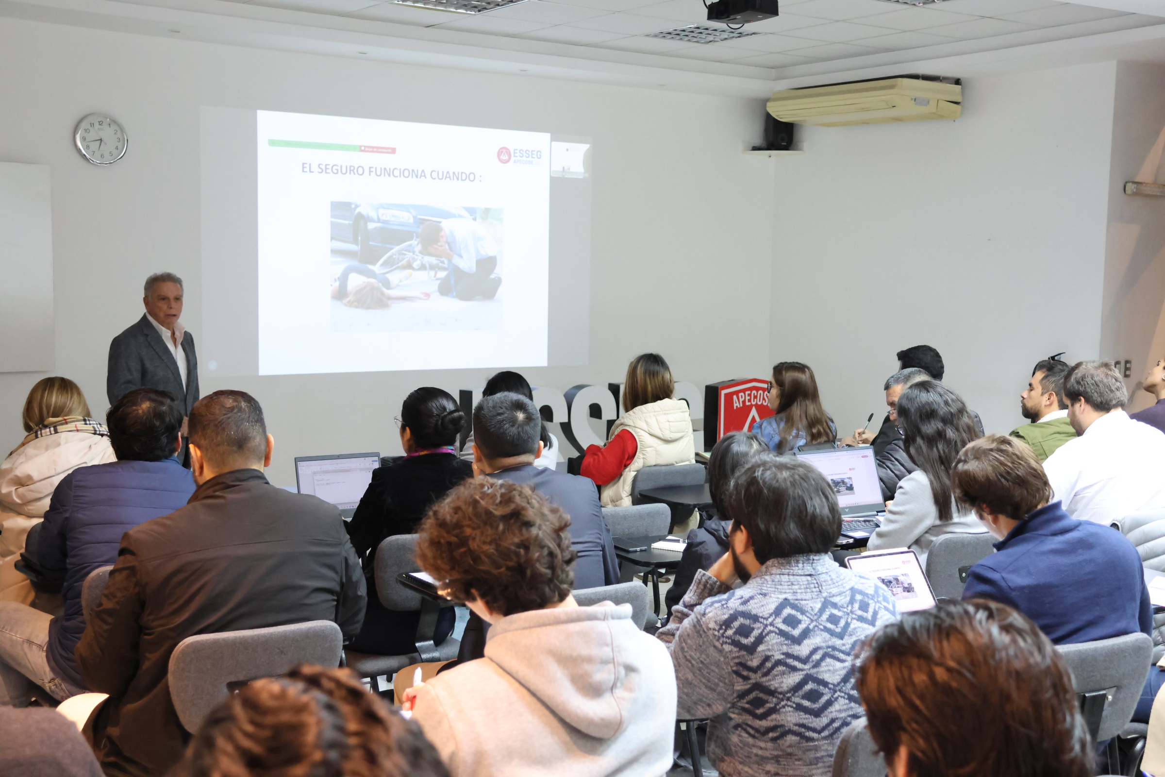 Actividad académica de ESSEG APECOSE con participantes del sector asegurador