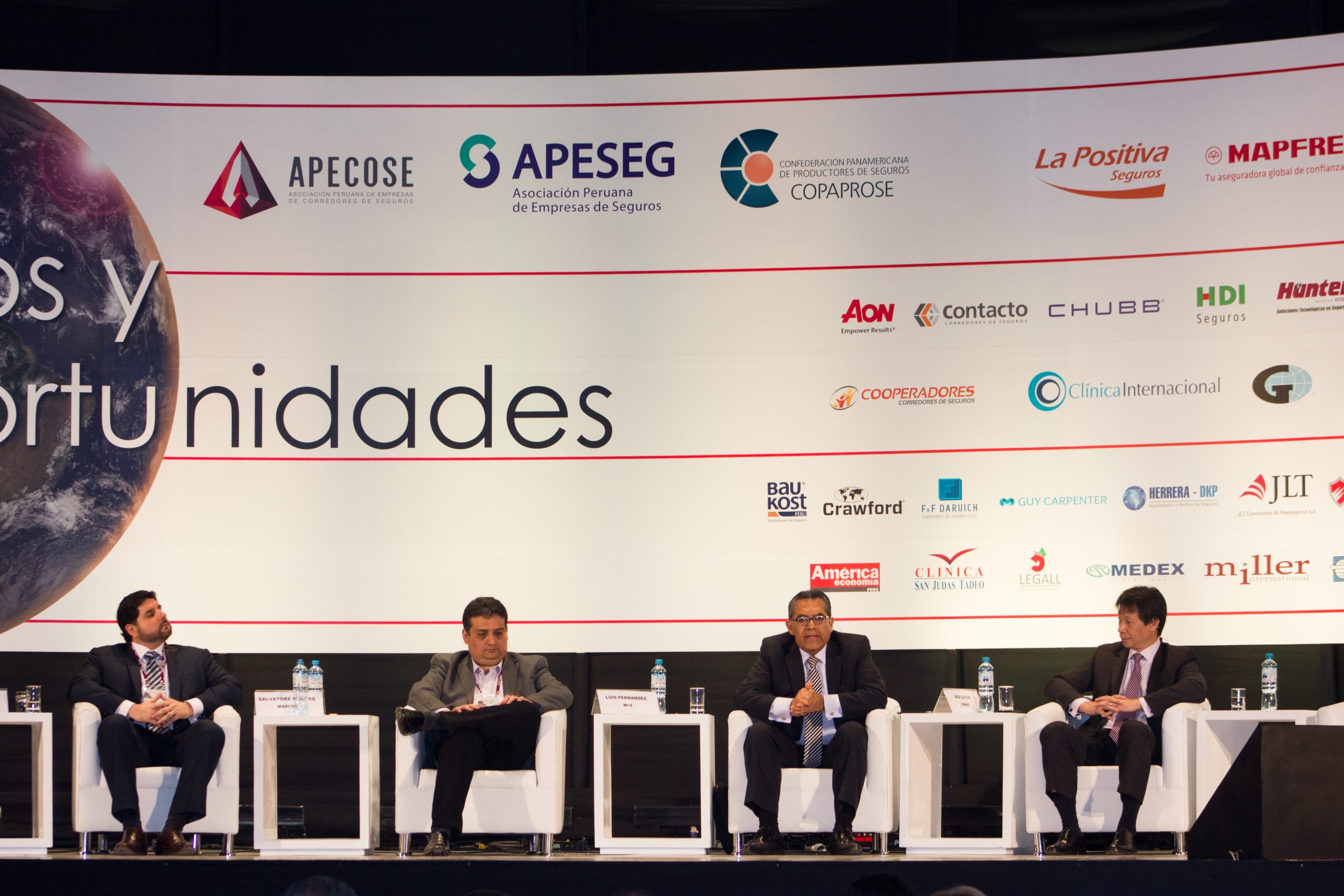 Encuentro de profesionales en una actividad institucional APECOSE