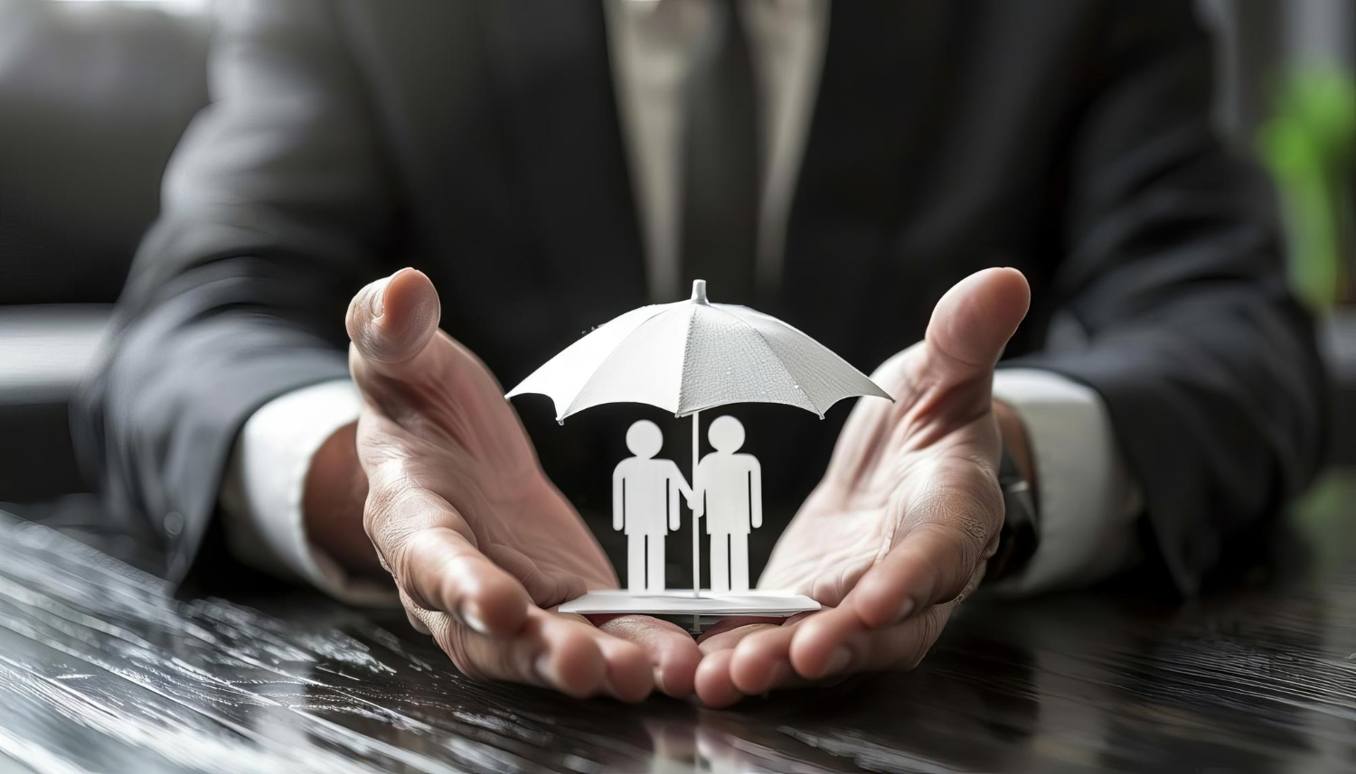 Profesional brindando orientación para tomar decisiones informadas sobre seguros