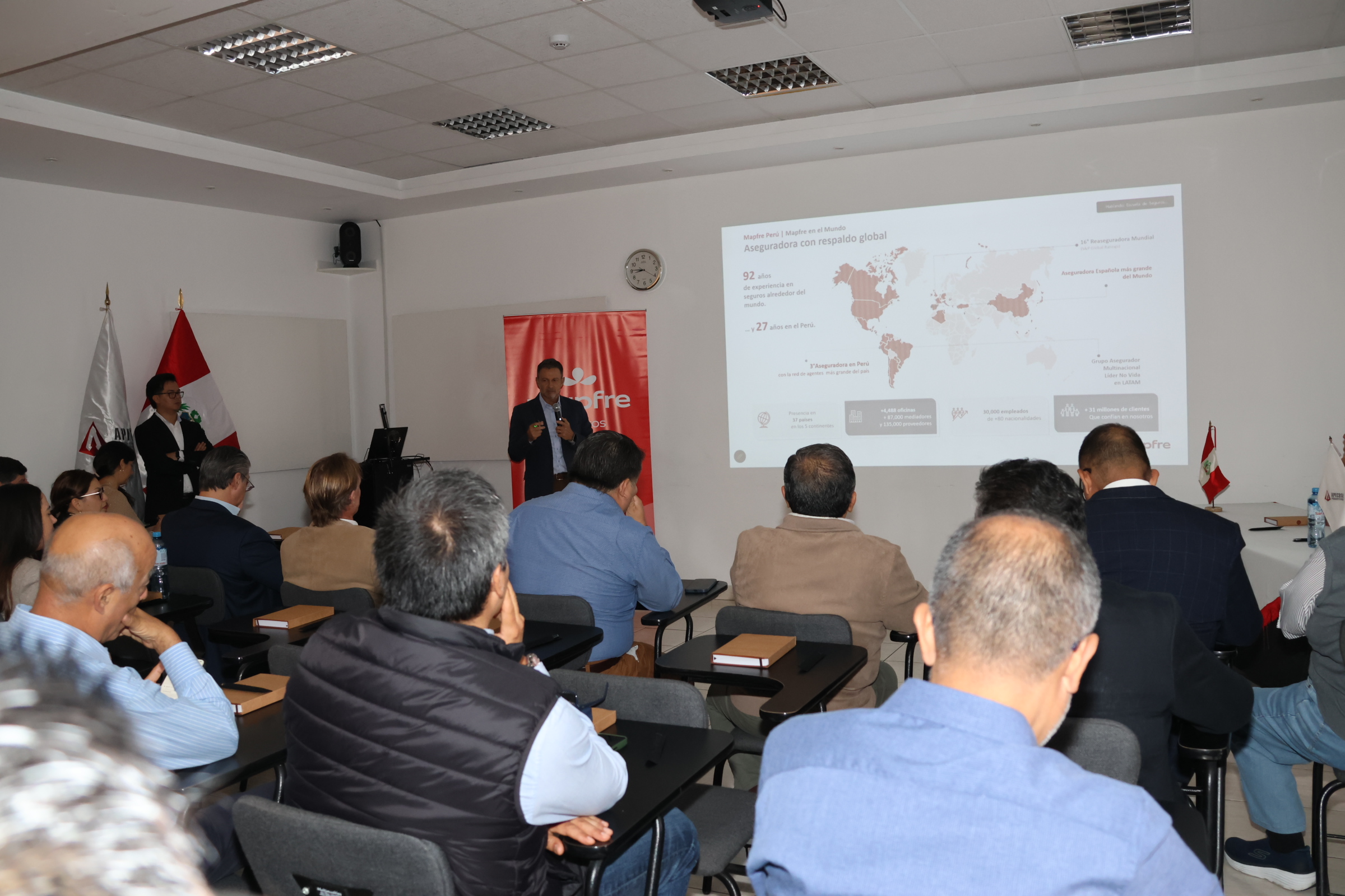 Presentación sobre las actividades de MAPFRE ante empresas asociadas a APECOSE