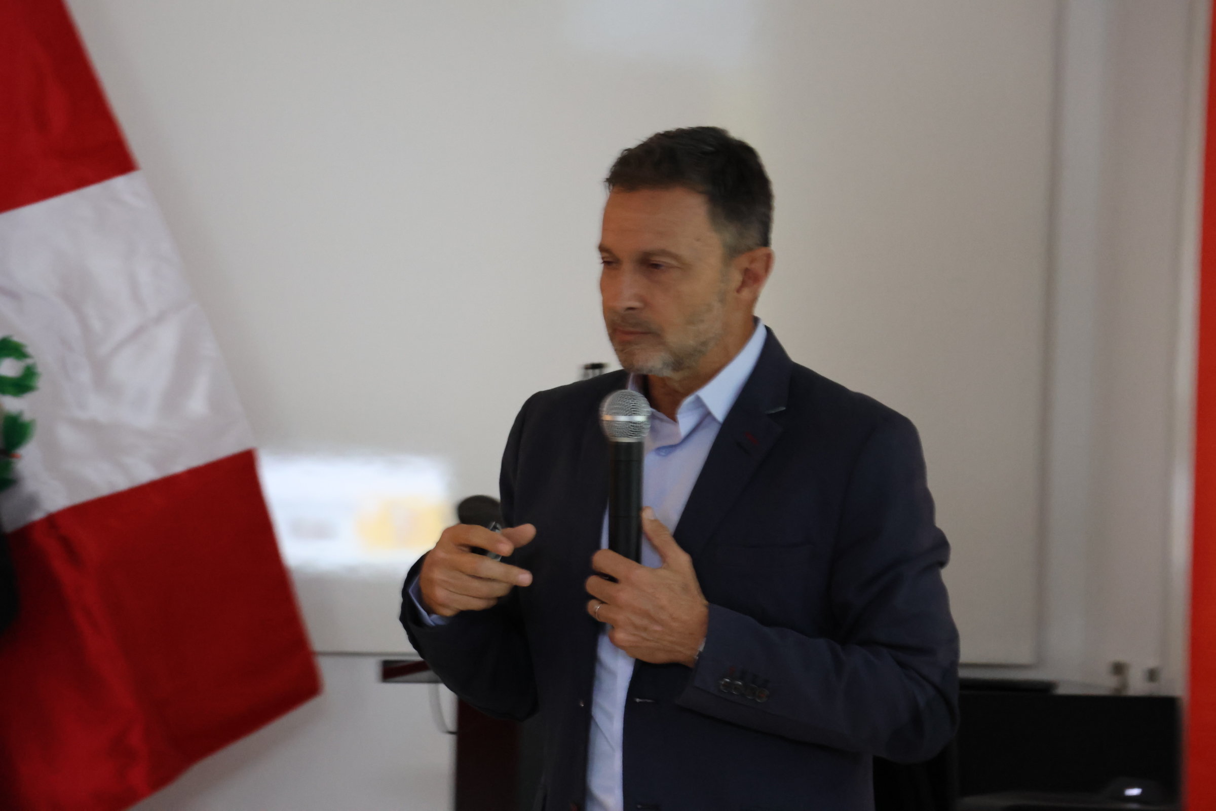 Intervención de un ejecutivo durante el encuentro entre APECOSE y MAPFRE