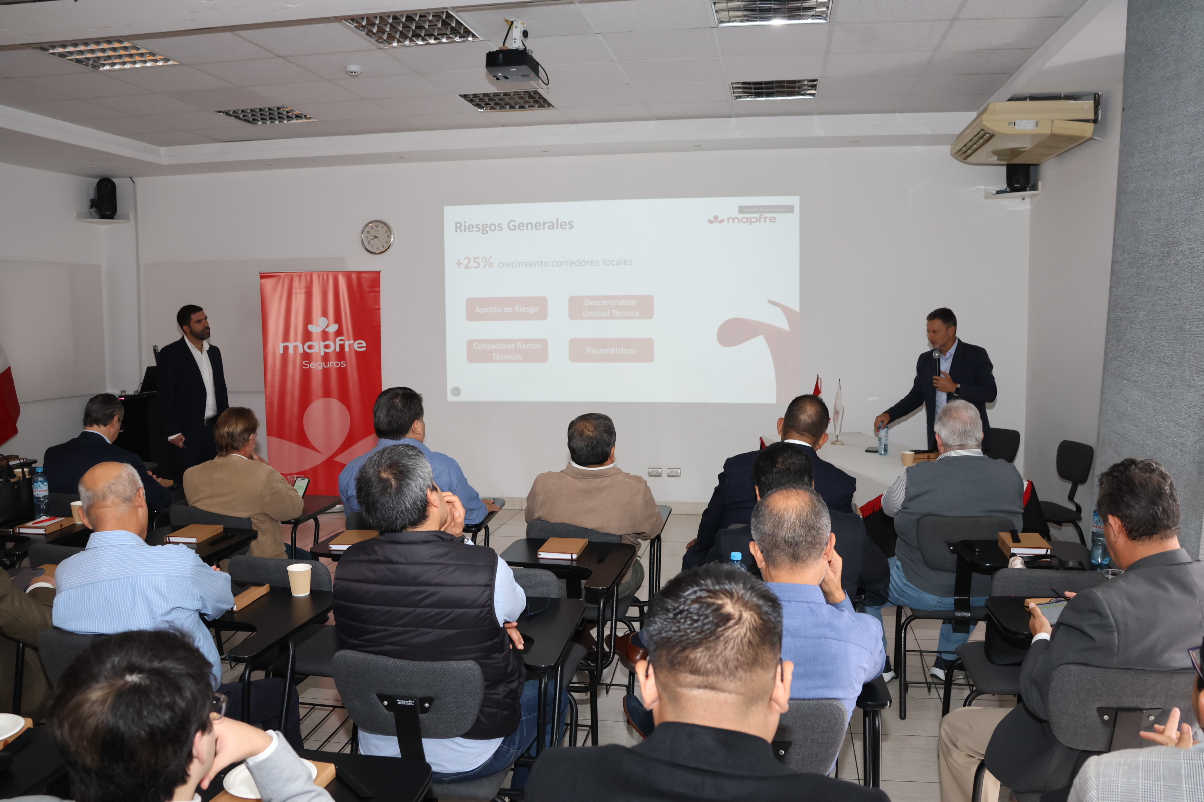 Representantes de MAPFRE exponen ante los asociados en el local de APECOSE