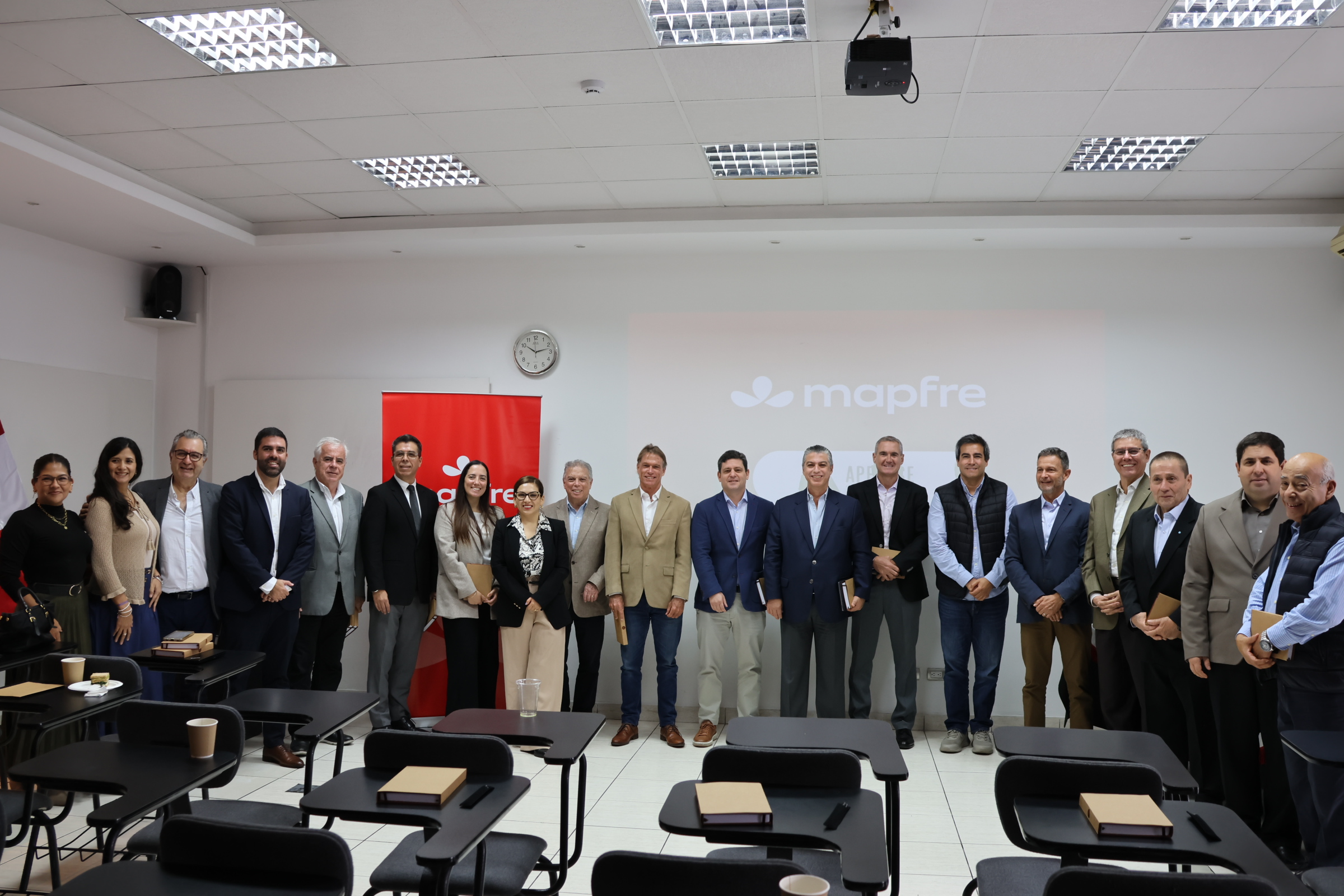 Participantes del desayuno de trabajo de APECOSE y MAPFRE Perú