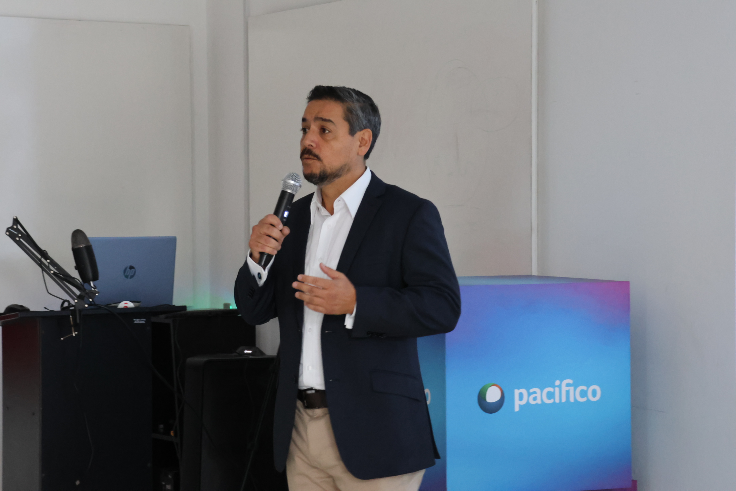 Momentos de la sesión sobre inteligencia artificial para el sector asegurador