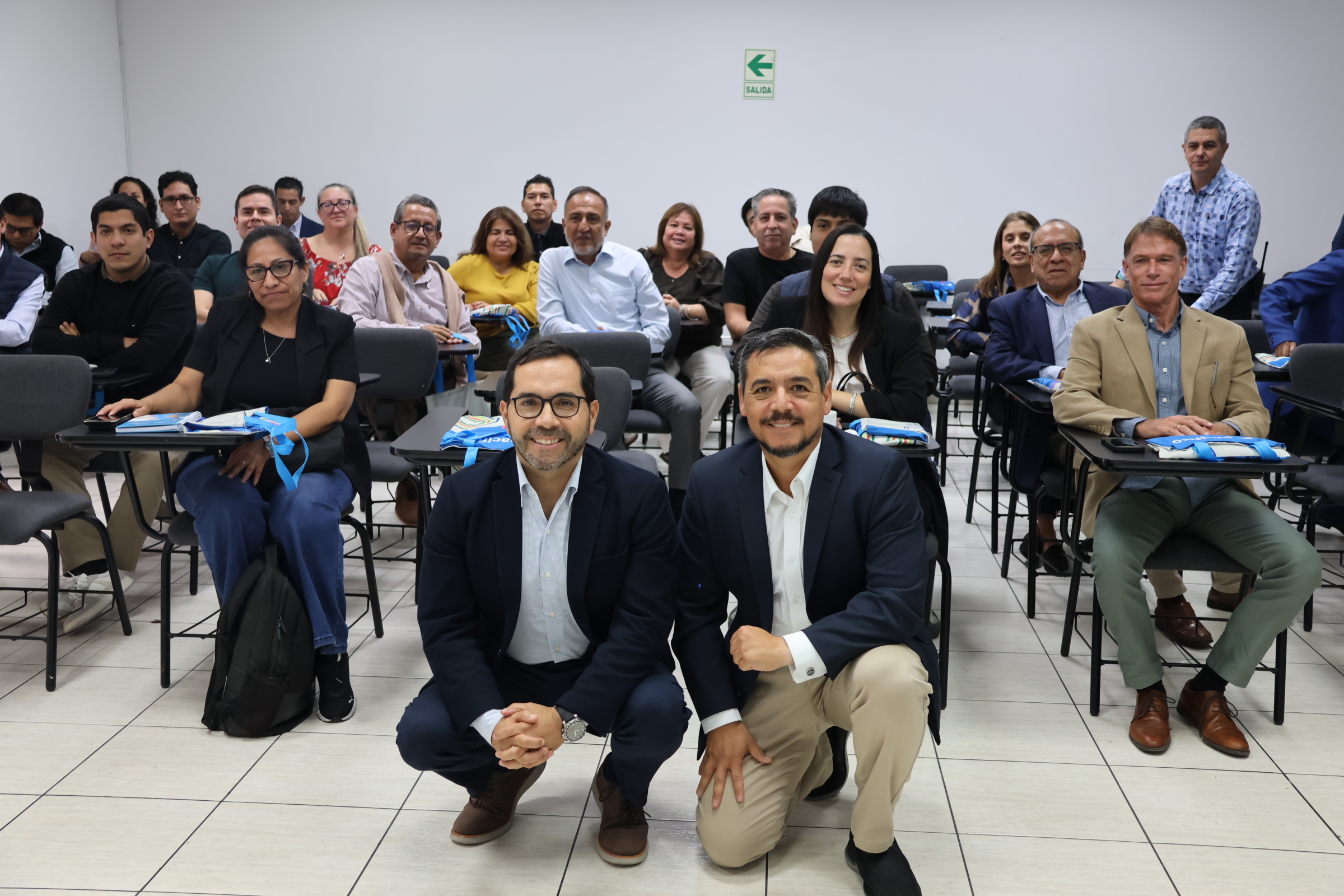 Asistentes a la charla sobre inteligencia artificial organizada por APECOSE y Pacífico Seguros