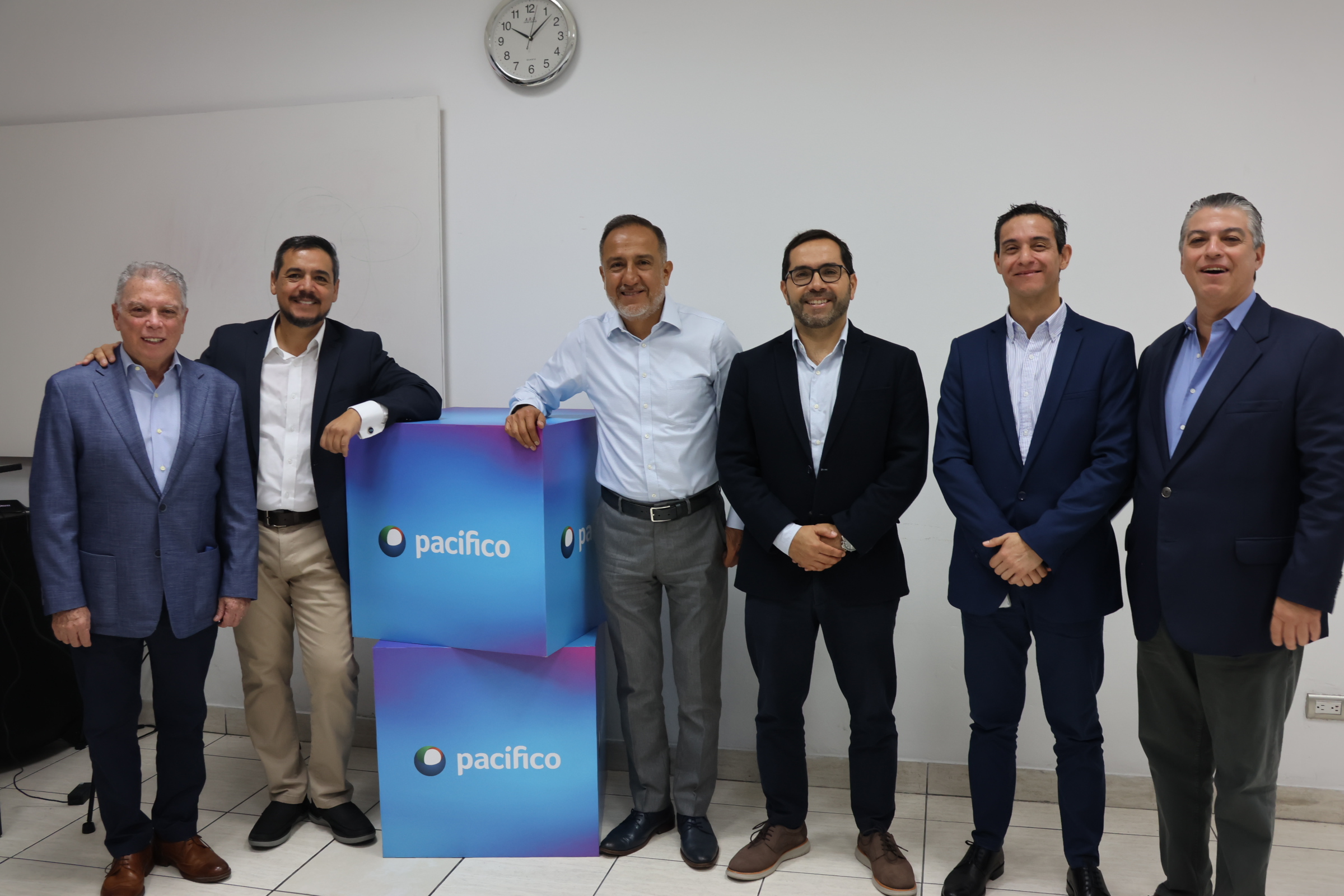 Participantes del desayuno de trabajo de APECOSE y Pacífico Seguros