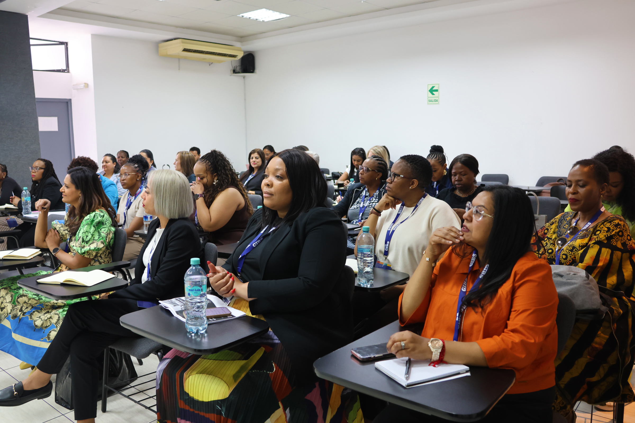 Participantes de la delegación GIBS–INSETA durante la sesión de intercambio en APECOSE