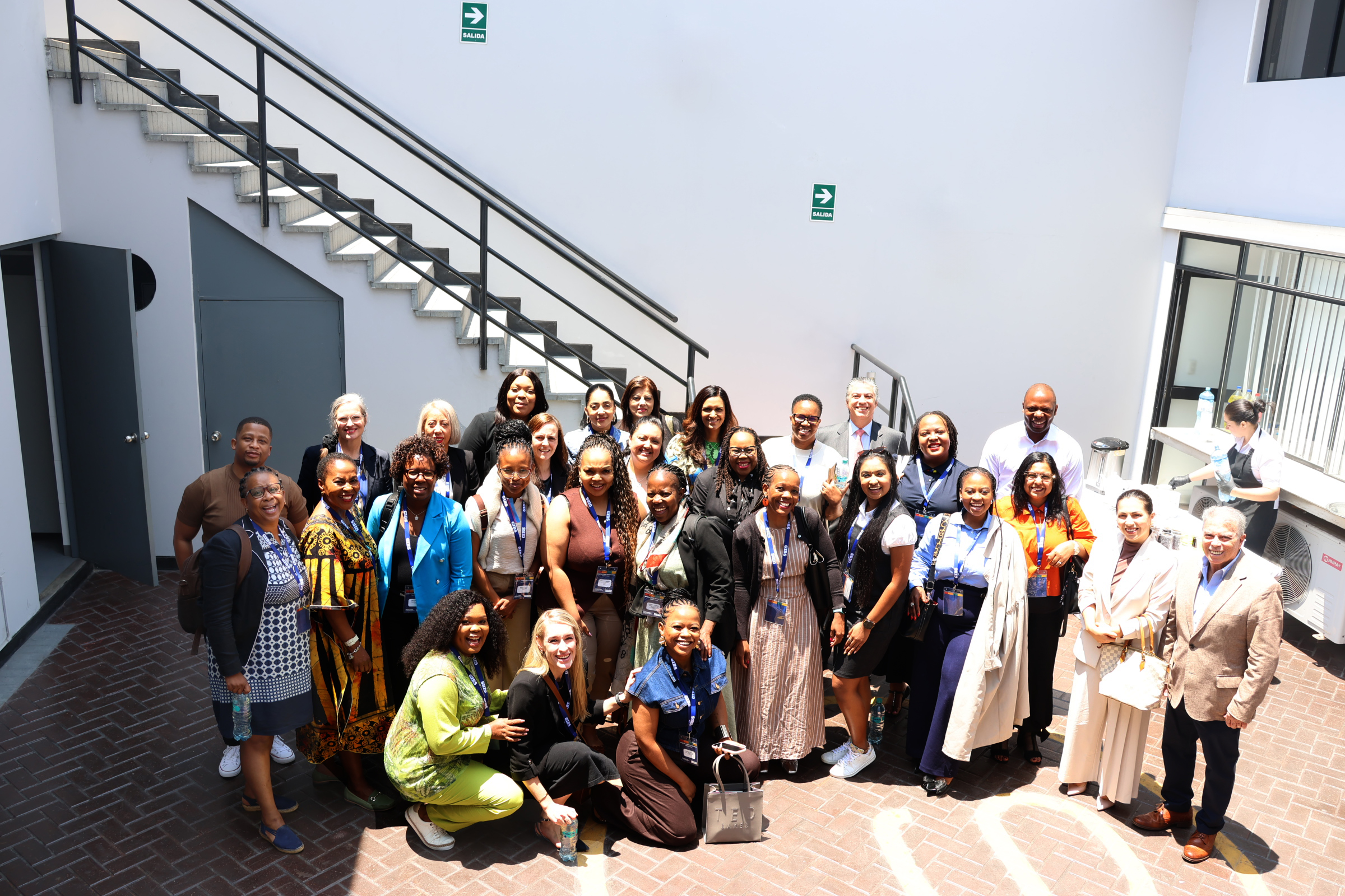 Delegación GIBS–INSETA de Sudáfrica junto a participantes de APECOSE