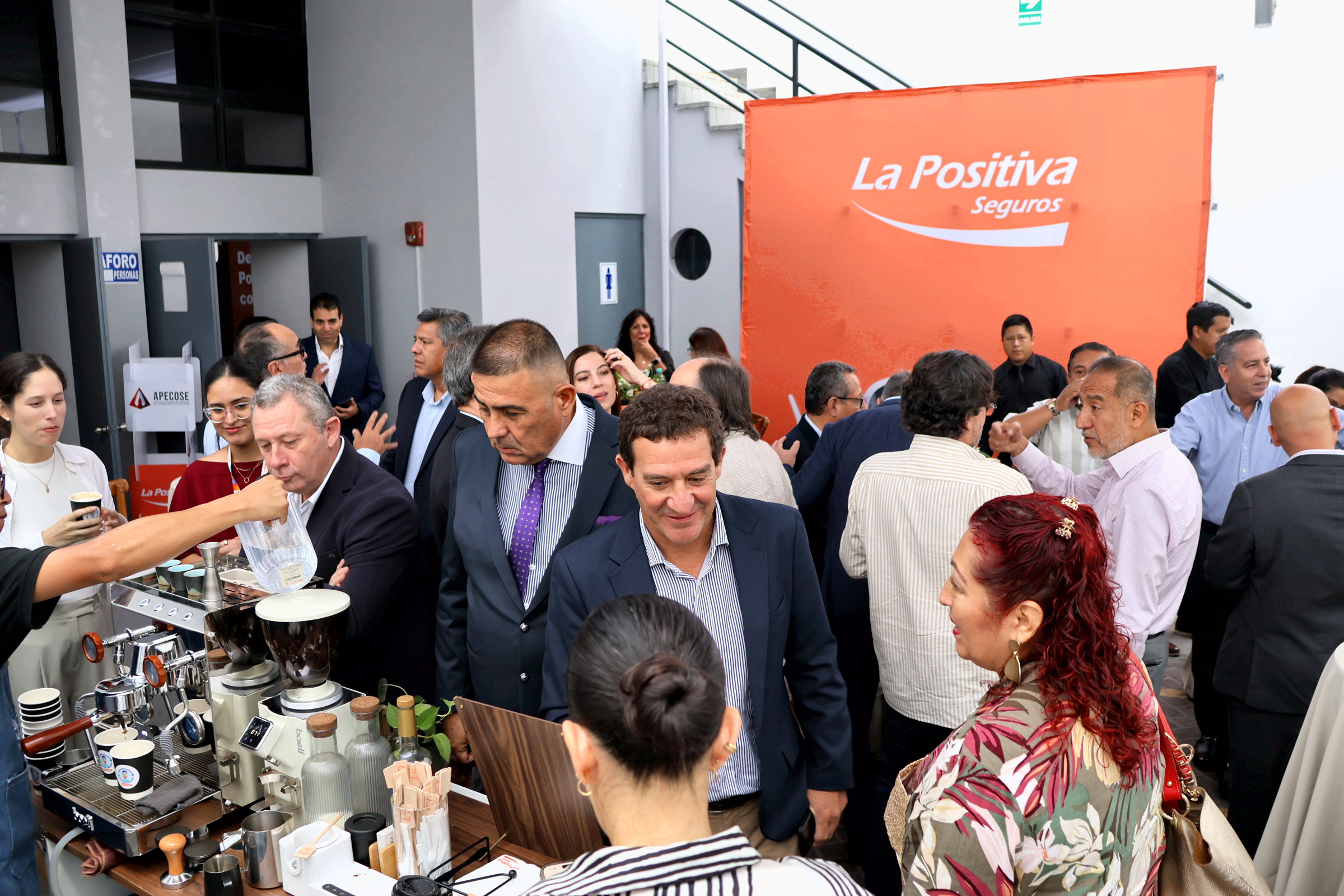 Asistentes al desayuno de trabajo de APECOSE y La Positiva Seguros