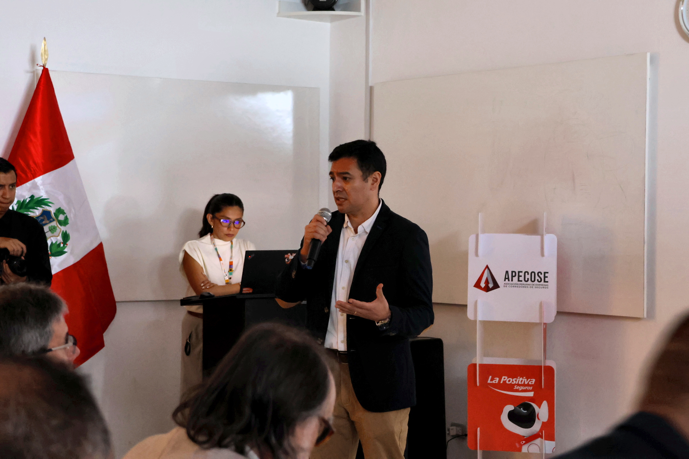 Exposición durante el desayuno de trabajo de APECOSE y La Positiva