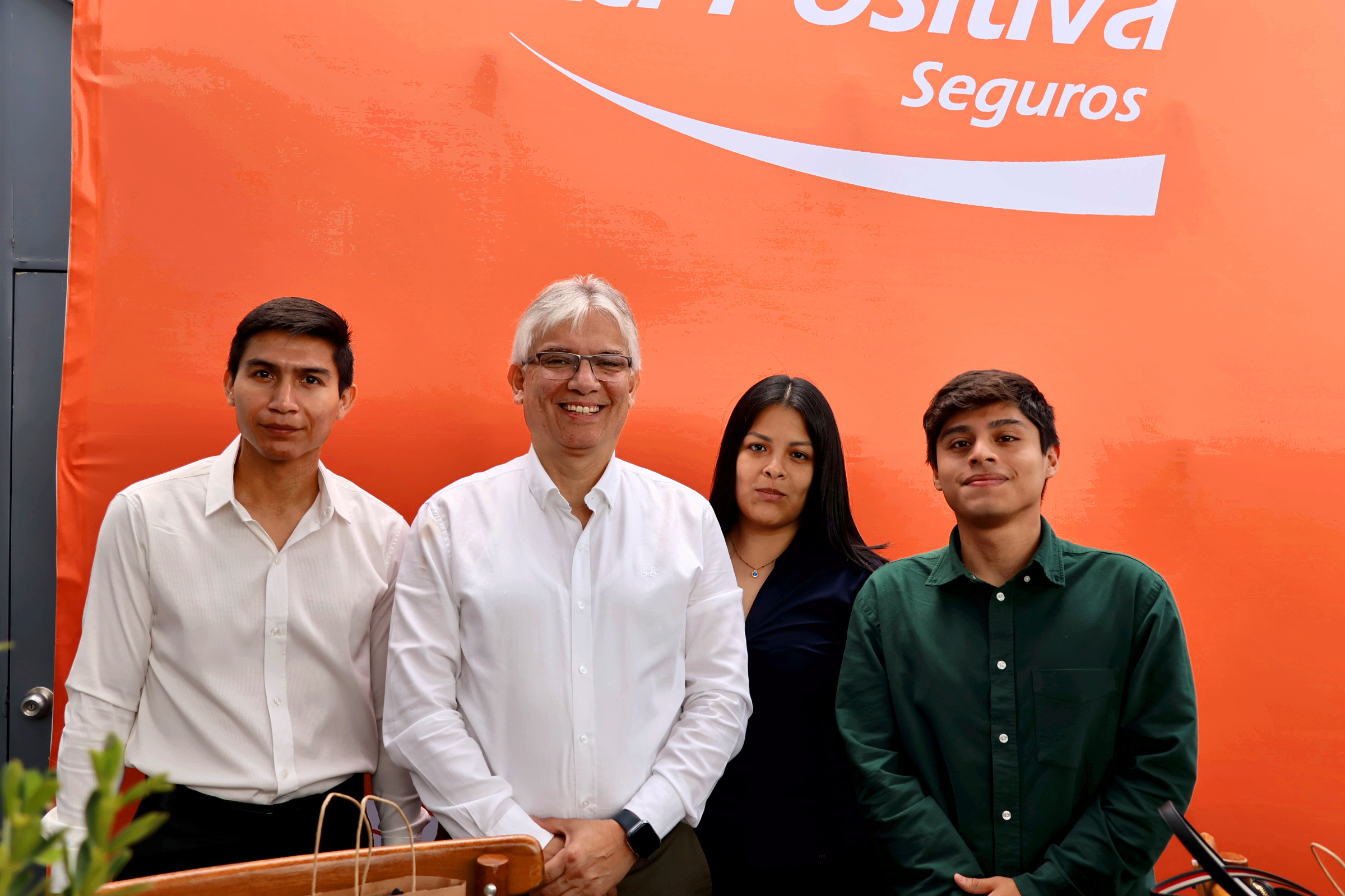 Participantes frente al panel institucional de La Positiva Seguros