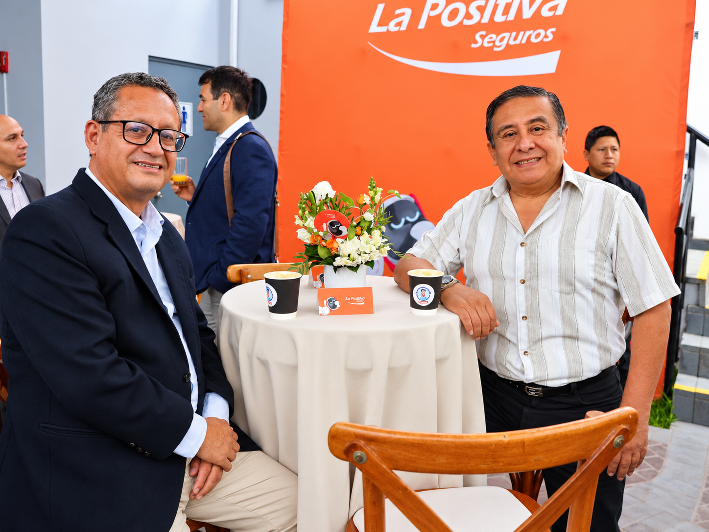 Asistentes compartiendo durante la actividad de APECOSE y La Positiva